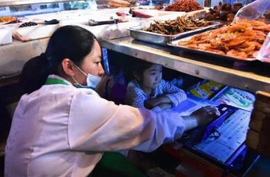 小学生在案板下学习一个月！