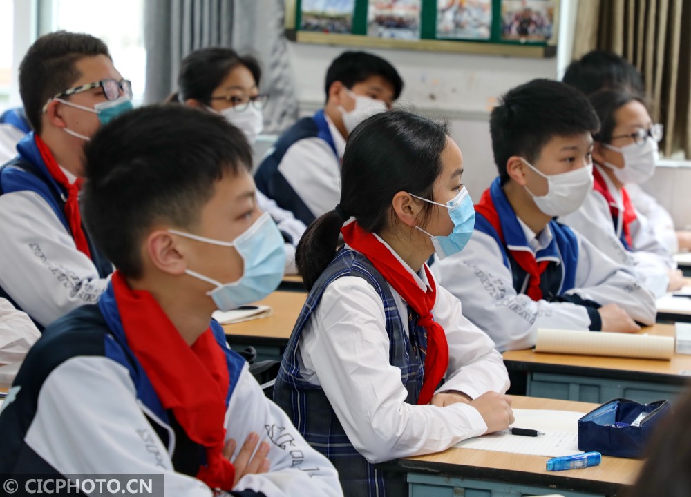 2020年5月6日,上海市蒙山中学校园内的学生.cicphoto/庄毅 摄