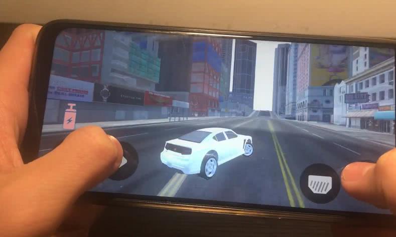 外国小伙实测《GTA5》手机版，做的还挺像样，渣机玩家的噩梦！