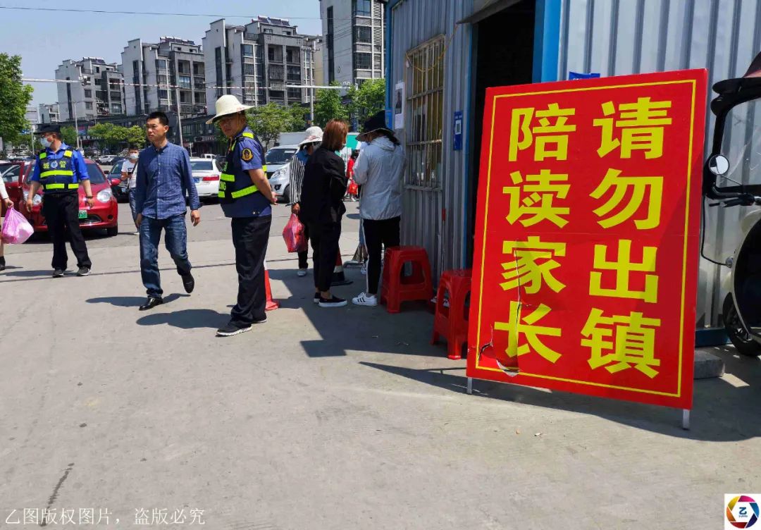 原创高考倒计时2个月，高考镇集中送餐不复存在，陪读家长不准出镇