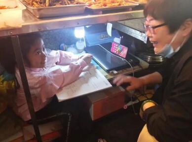 小学生在案板下学习一个月！