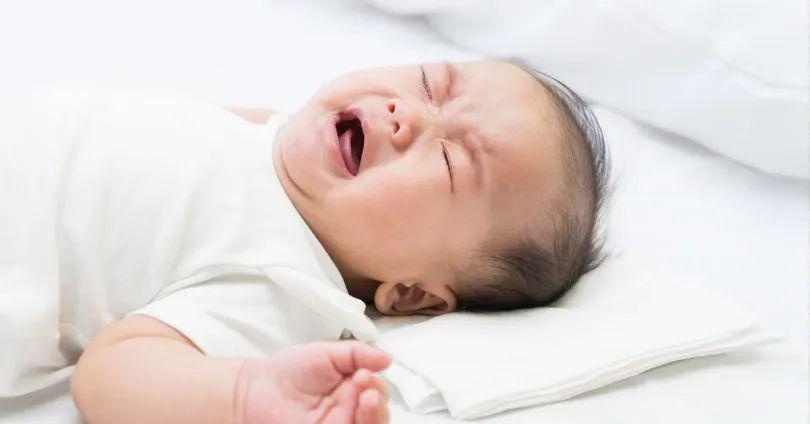 妈妈：造成脊椎弯曲？辟谣，妈妈哄睡孩子不用有罪恶感抱宝宝睡太久
