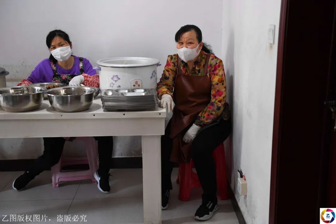 原创高考倒计时2个月，高考镇集中送餐不复存在，陪读家长不准出镇