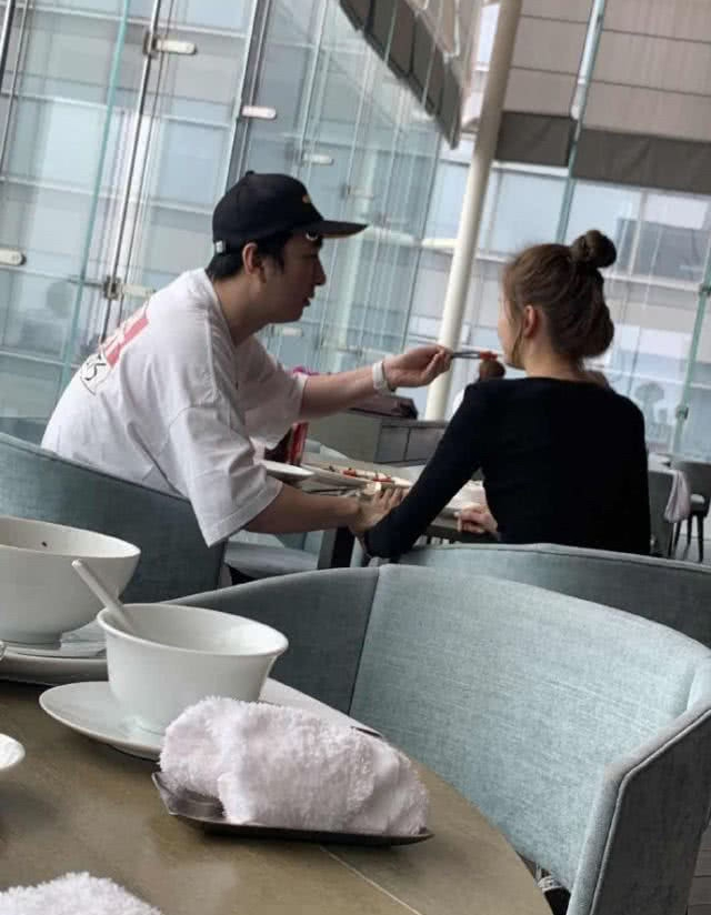 王思聪又有新恋情？当街甜蜜喂食女友，现任是