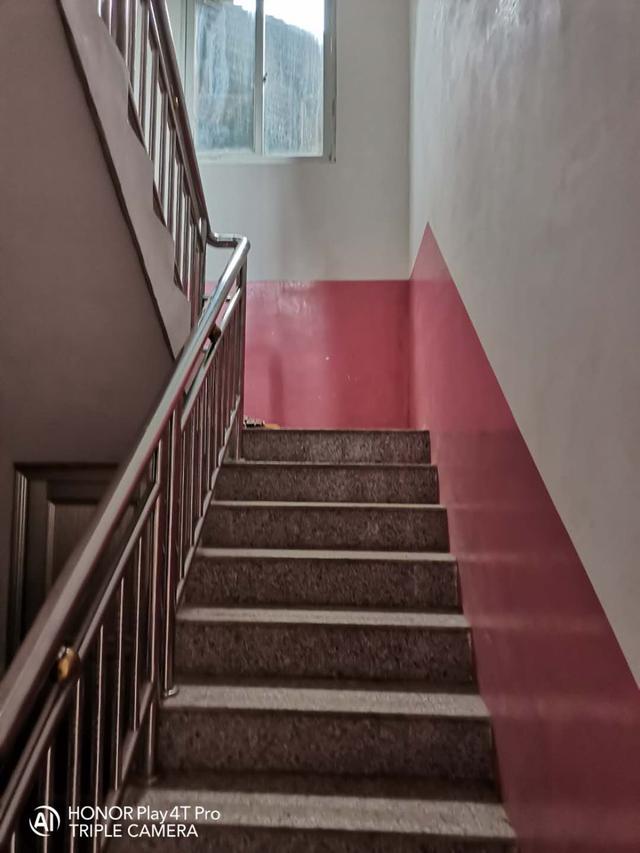 这是楼梯,刷的漆跟房子外观是同一种颜色的!