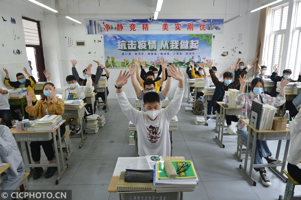 胡学军:湖北云梦:高三学生复课开学