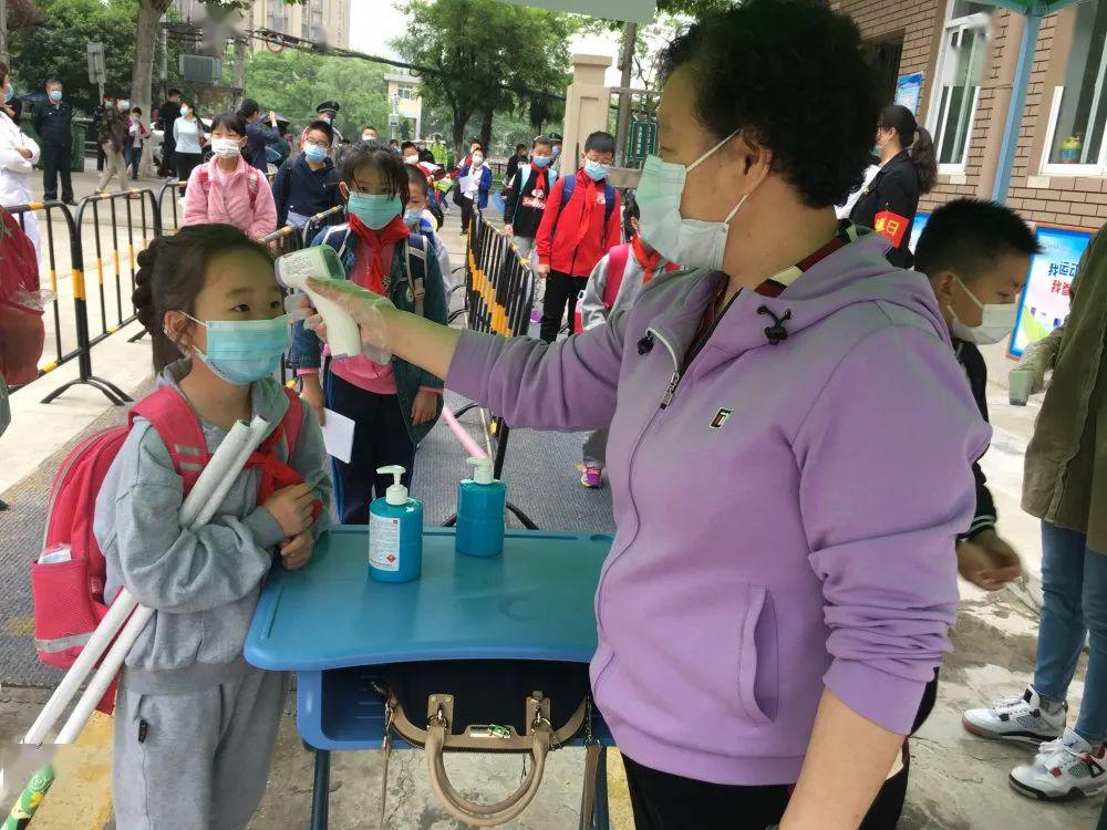 合肥市巢湖路小学举行一到三年级开学典礼活动