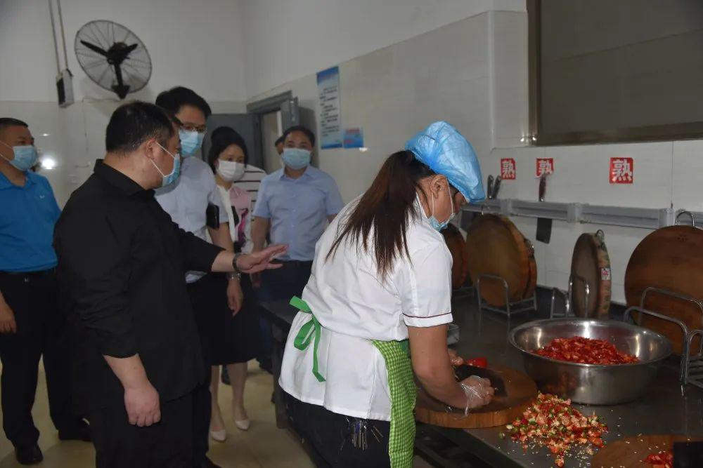 筑牢食品安全防线—市场监督管理局领导检查我校食堂食品安全