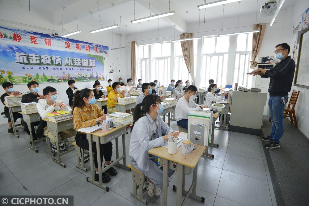 胡学军:湖北云梦:高三学生复课开学