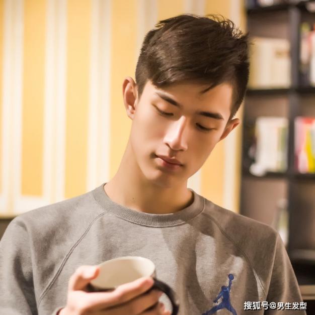 原创发型还在“稍微剪短”吗？试试这几种帅气剪法，清爽时尚显精神