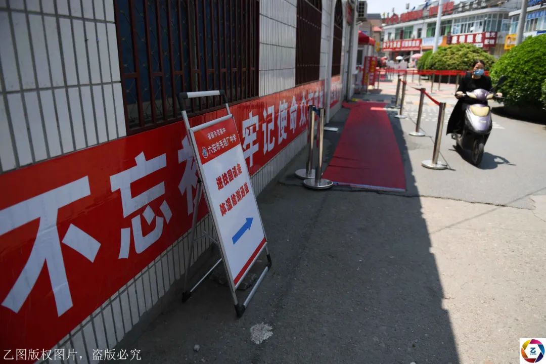 原创高考倒计时2个月，高考镇集中送餐不复存在，陪读家长不准出镇
