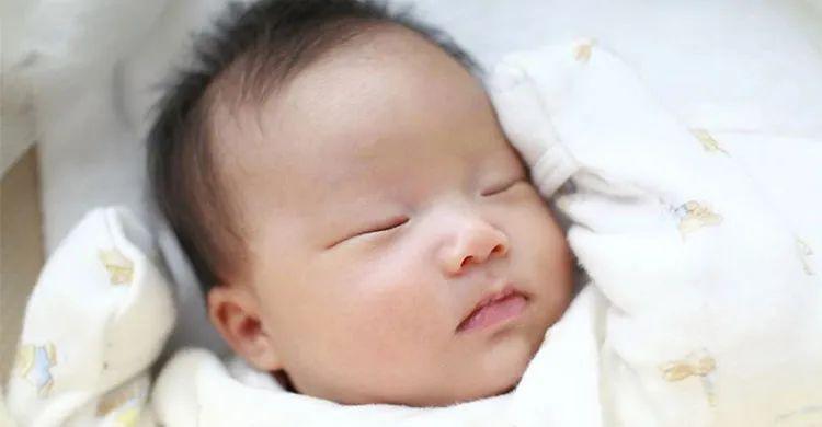 妈妈：造成脊椎弯曲？辟谣，妈妈哄睡孩子不用有罪恶感抱宝宝睡太久