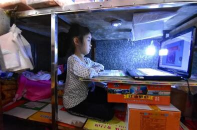 小学生在案板下学习一个月！