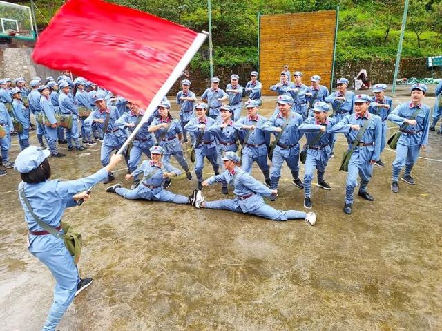 参观旧址 炼狱忠魂 烽火不熄 参观息烽集中营旧址,陈列馆 体验囚室
