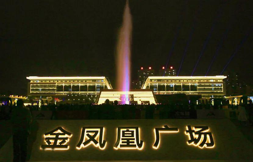 ↓ "五一"期间 晋城市金凤凰广场大型音乐喷泉 表演正式亮相 音乐