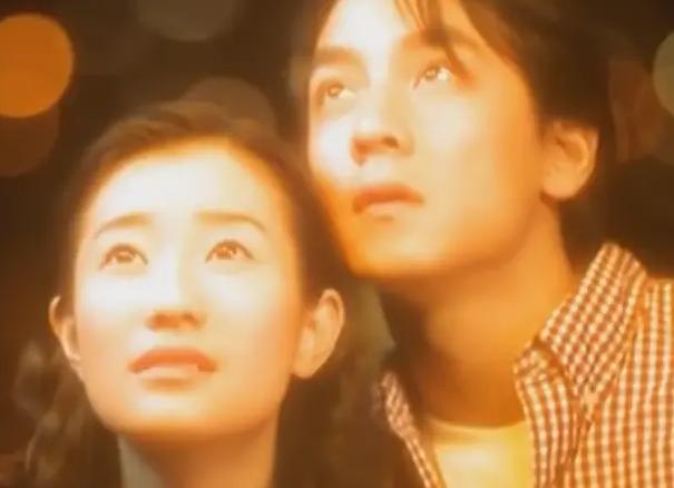 张新悦和女儿们提前庆祝母亲节，母女五人吐舌