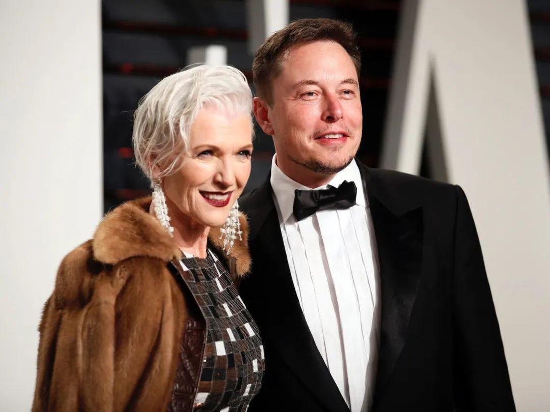 也是特斯拉ceo elon musk 的妈妈主角是海报上的这位银发模特maye