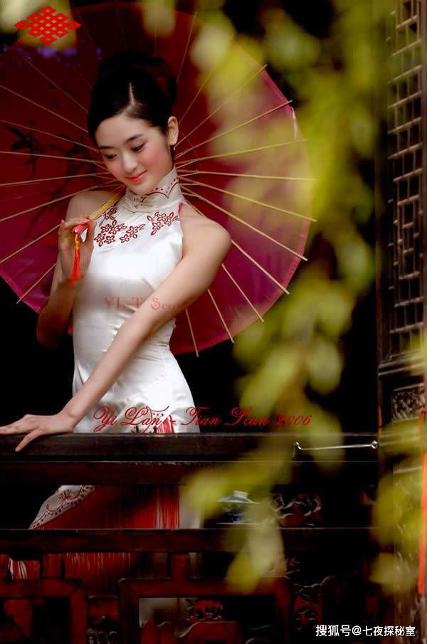 7夜旗袍秀:旗袍和伞这是两个特定的东方标志,再加上美女更有地方特色