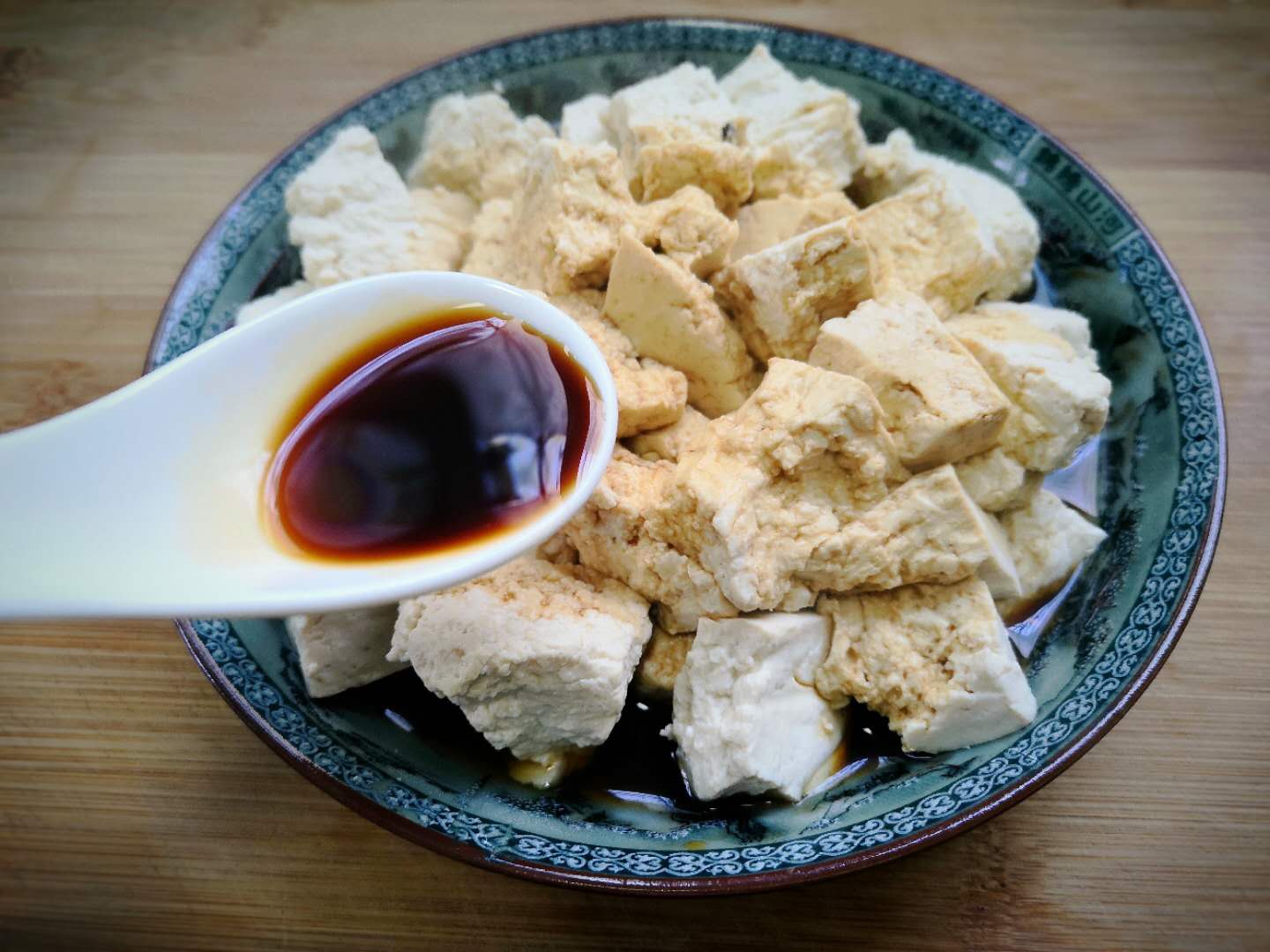 豆腐好吃的懒人做法，只需简单2步，又香又嫩，白口一盘不够吃