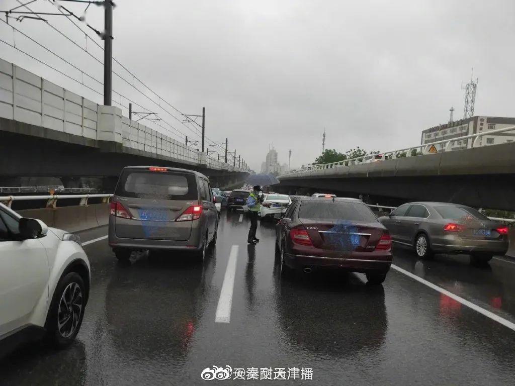 雨后的天津变样儿了!多个路段严重堵车!多地变"海景房