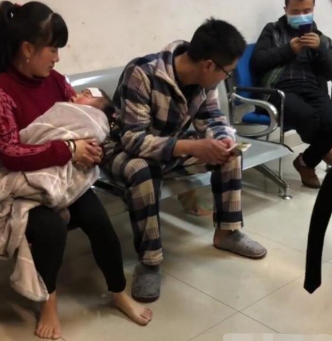 1岁孩子突发高烧,妈妈光脚抱儿子冲进医院,网友:为母则刚