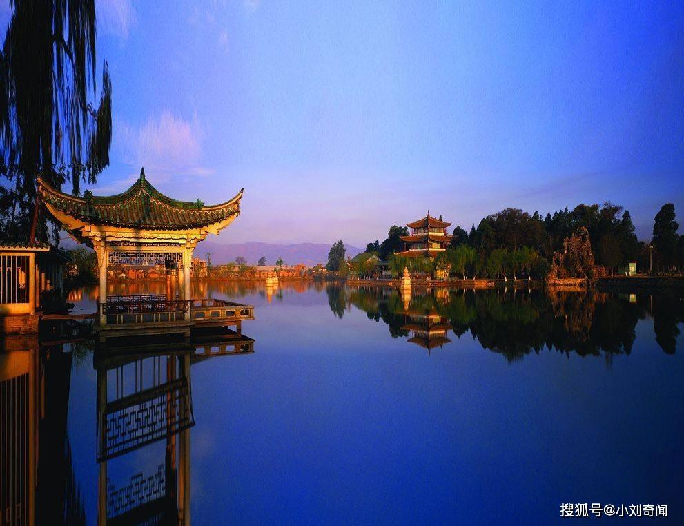 5,杭州西湖 西湖是中国的一个很有代表性的景点,因为很多古时留下的
