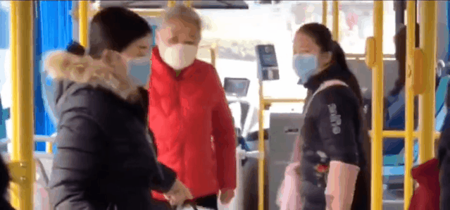 『女孩』，公交车上帮失禁老人清理大便，15秒视频看哭，天使女孩你在哪？