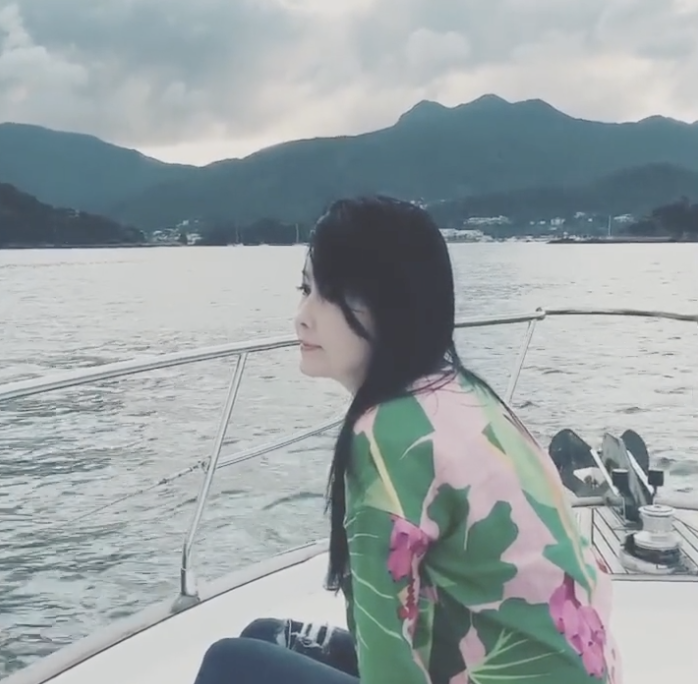 周慧敏妩媚撩发气质优雅,少女感满满. 52岁周慧敏乘游艇出海.