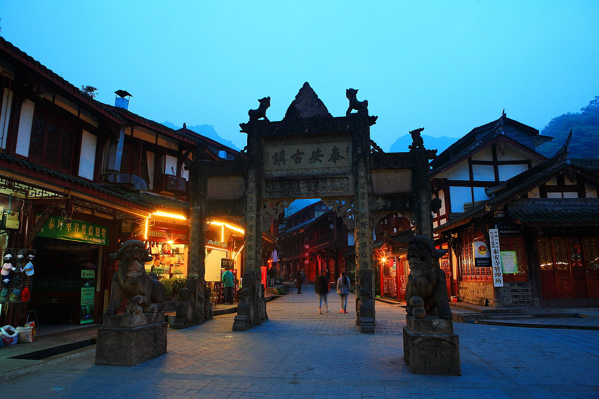 泰安除了泰山之外,其实还有很多丰富的旅游景区,比如莲花山,东平湖