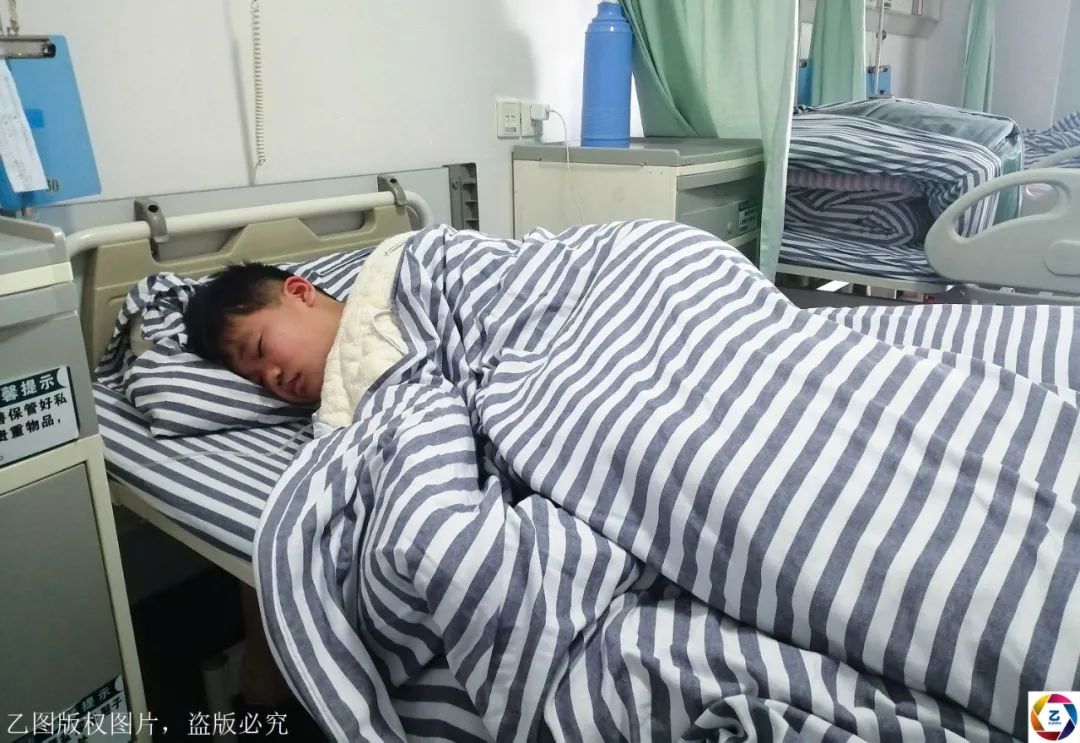 [女儿]妻子要放弃女儿，丈夫用“抓阄”决定救哪一个儿子女儿先后癌症