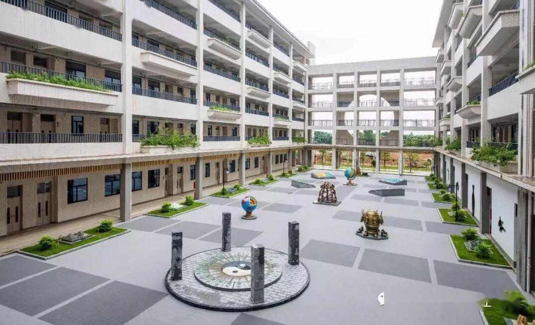集小学,初中,高中为一体的十二年一贯制全寄宿学校