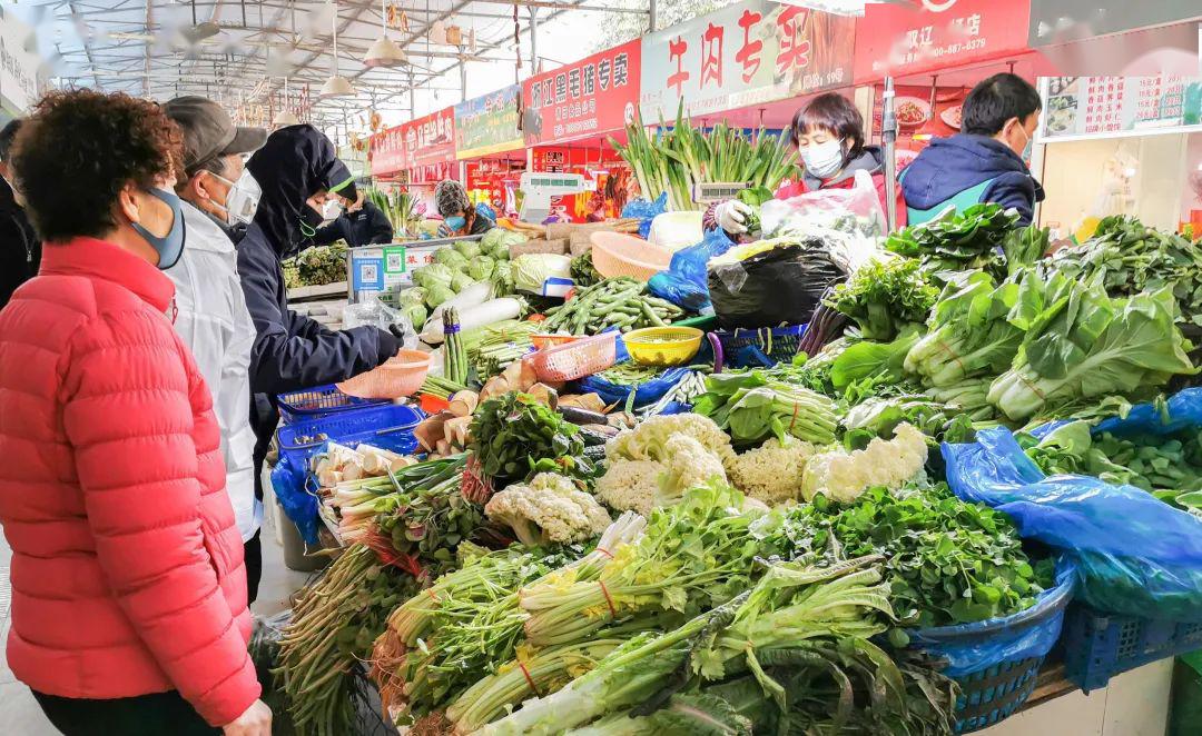 2020年2月16日,上海,市民在杨浦区一菜市场内购买蔬菜等农副产品