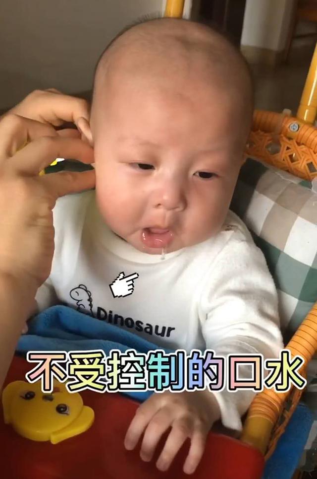 #表情#陶醉表情萌翻网友：以后肯定是桑拿房的VIP客户宝宝痴迷于被妈妈掏耳朵