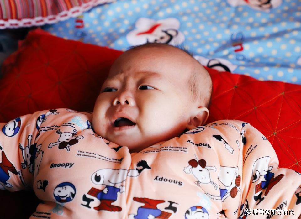 「奶奶」奶奶狠心赶病孙离家后，她自己也哭了男婴肝移植后又患癫痫