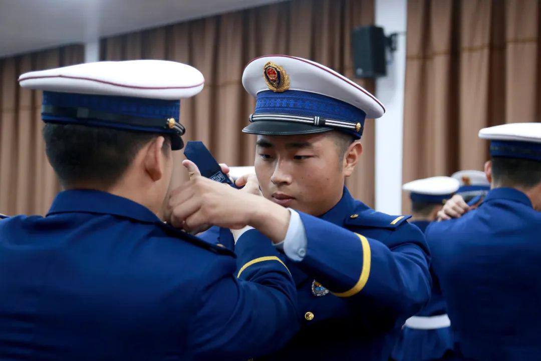 江西首批324名新招录消防员正式授衔!