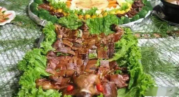 2, 烤乳猪是云南省怒江傈僳族自治州的特色美食.