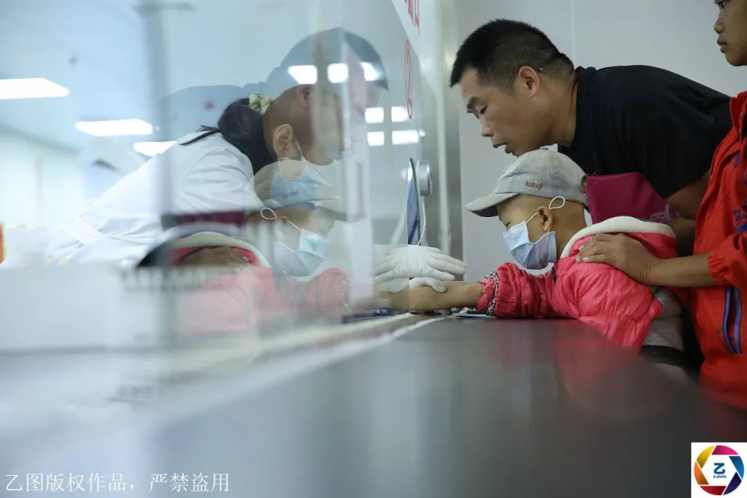 [女儿]妻子要放弃女儿，丈夫用“抓阄”决定救哪一个儿子女儿先后癌症