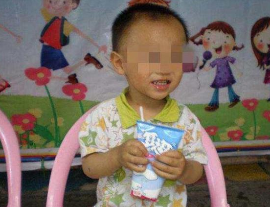 『孩子』全因3种“假牛奶”,有多少家长还给娃买!5岁男孩一年没长个