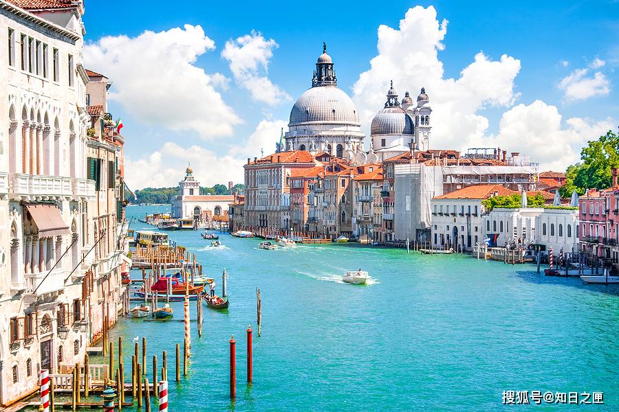 在水城威尼斯有400多座桥,其中以里亚托桥最为知名,这里是很多游客来