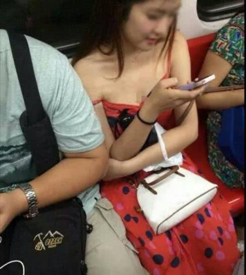 原创幽默笑话:地铁上美女只顾聊天,裙子掉了都没发现,起来就尴尬了