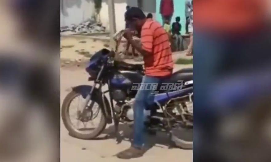 摩托车：印度男子当街将蛇咬死，结果被捕......，遇到“挡路”蛇