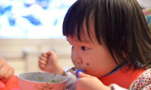 [细菌]少给孩子碰3汤，比细菌可怕，娃积食还便秘医生提醒：到了5月