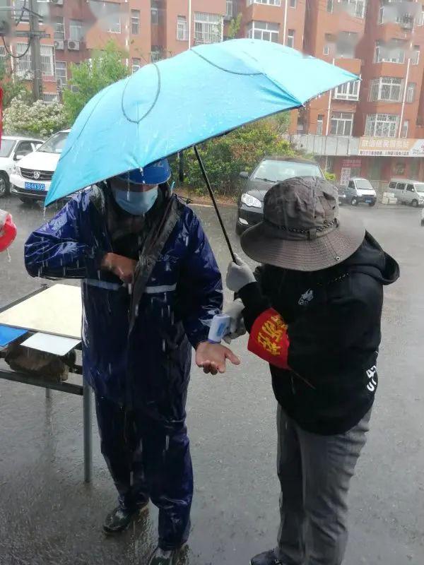 战疫先锋致敬合肥路街道志愿者暴雨中坚守抗疫一线