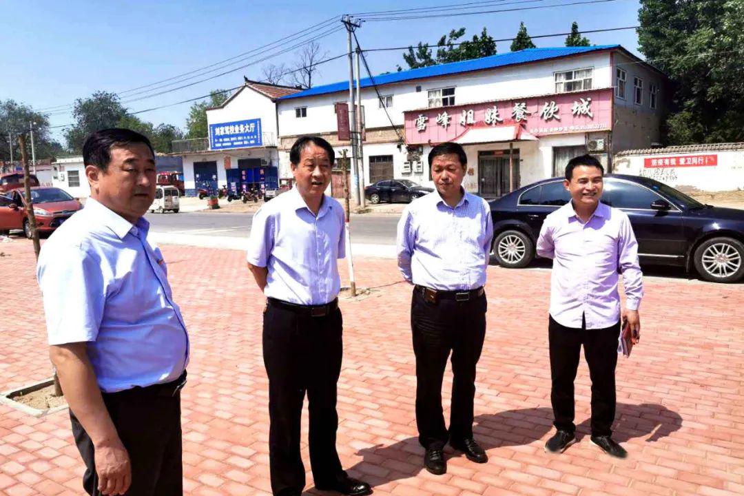 县监委副主任赵传峰,县纪委常委陈凤琪一行四人,深入到仙庄镇宋庙村
