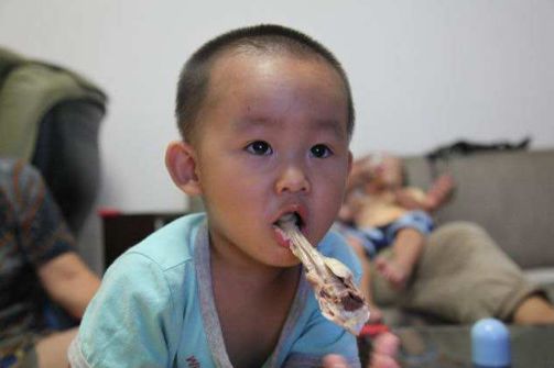 [孩子]快停手吧孩子瘦的皮包骨头！告知：都是家长3个带娃行为惹的祸