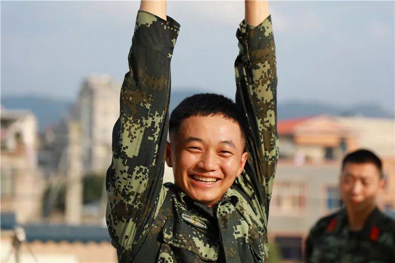 你笑起来真好看!世界微笑日,玉林武警小哥哥的笑容真治愈