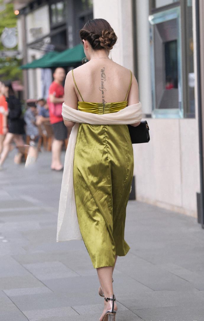 微胖女人穿的长裙子 768d6788c41f4d2a92600d58da24570e.jpeg