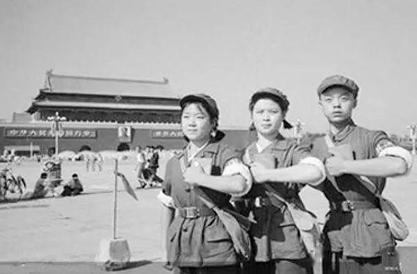 图片来源:中国日报网 20世纪50年代   军装式校服