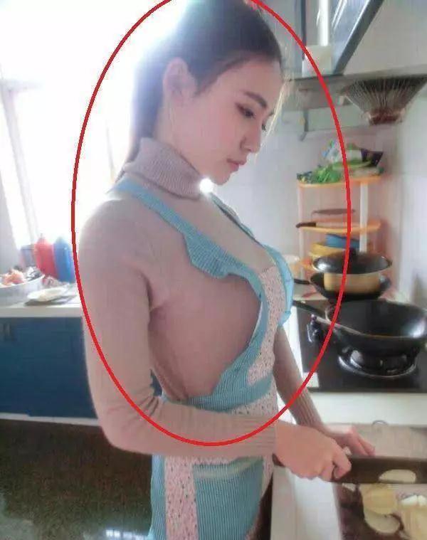 原创幽默笑话:地铁上美女只顾聊天,裙子掉了都没发现,起来就尴尬了