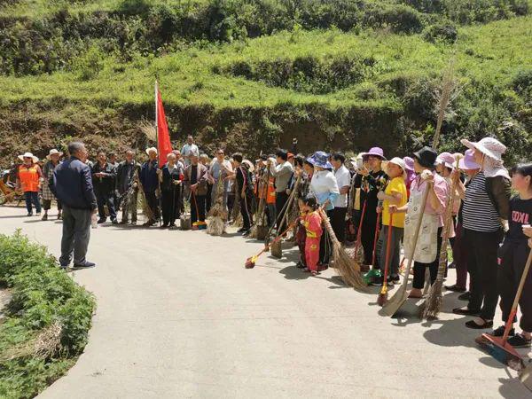 贵州纳雍居仁街道家猫社区老党员为环境卫生保卫战吹响集结号